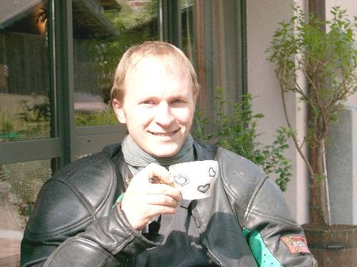 gl&uuml;cklicher Stephan mit seinem ersten Cappuccino