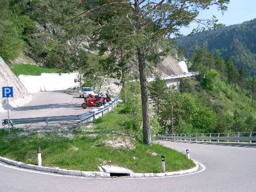 Die engen Spitzkehren des Passo del Sommo
