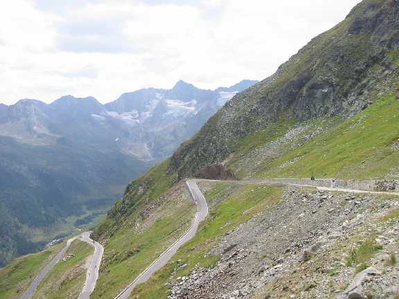 Die gigantisch kurvenreiche S&uuml;drampe des Stilfserjoch
