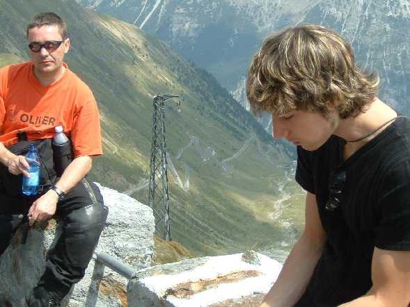 Hubert und Andi mit den Kehren der Nordseite im Hintergrund