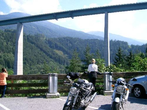 Die Europabr&uuml;cke von der alten Brennerstra&szlig;e aus