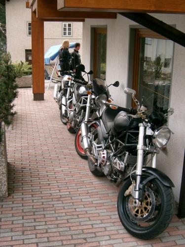 ...auch die Ducatis bekommen ein Dach &uuml;ber den Kopf!