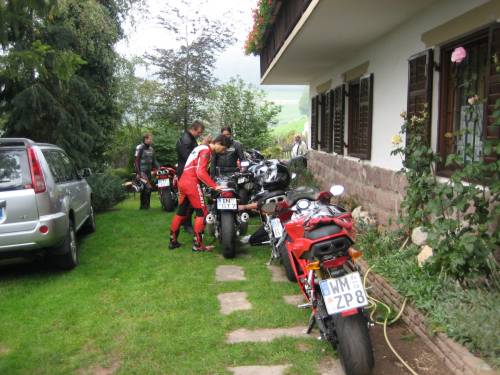 Ankunft ... erstmal Mopeds versorgen
