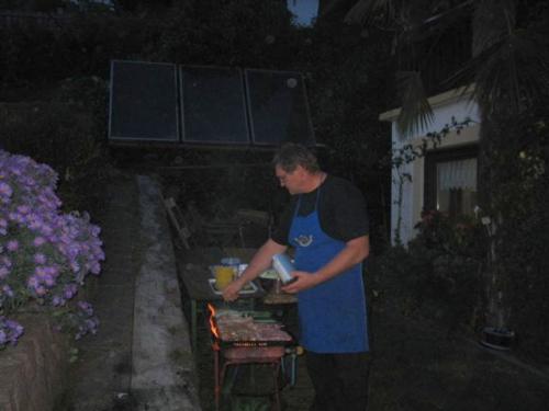 Louis beim Grillen